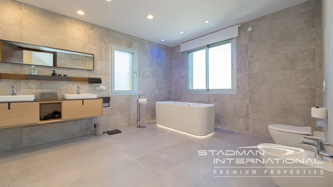 Luxurious Villa with Panoramic Views in Calpe