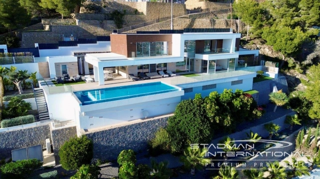 Luxurious Villa with Panoramic Views in Calpe