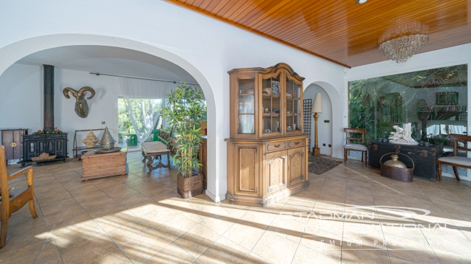 Charming Villa in Albir with Large Garden, Pool, and Comfort