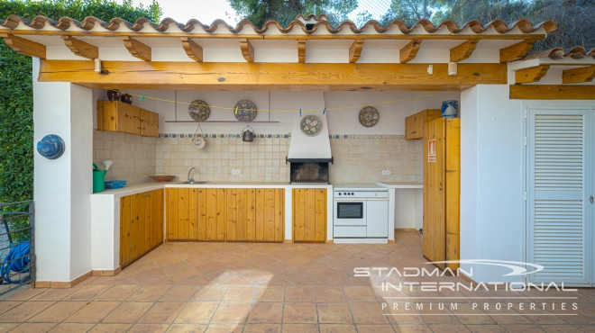 Exclusive Villa on a Large Plot with Sea and Mountain Views