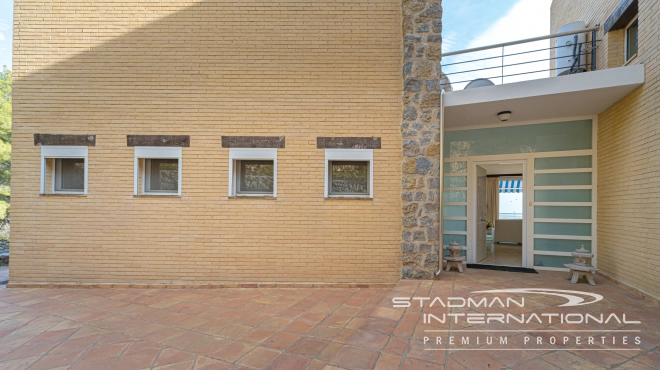 Exclusive Villa on a Large Plot with Sea and Mountain Views