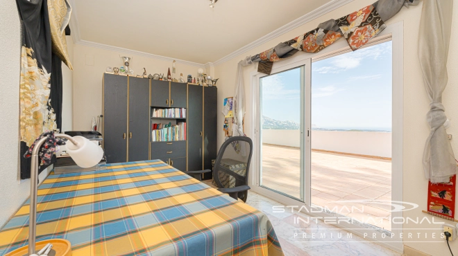 Exclusive Villa on a Large Plot with Sea and Mountain Views