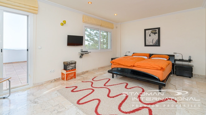 Exclusive Villa on a Large Plot with Sea and Mountain Views