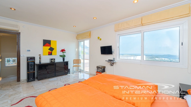 Exclusive Villa on a Large Plot with Sea and Mountain Views