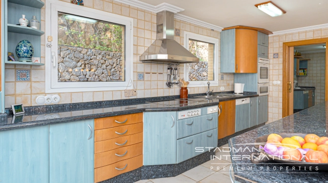 Exclusive Villa on a Large Plot with Sea and Mountain Views