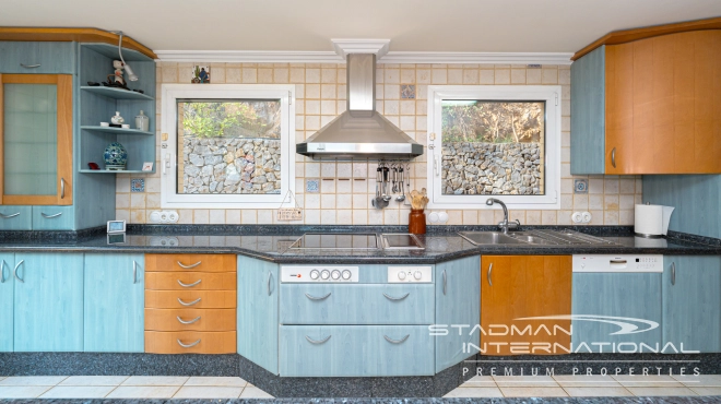 Exclusive Villa on a Large Plot with Sea and Mountain Views