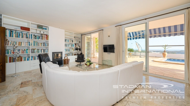 Exclusive Villa on a Large Plot with Sea and Mountain Views