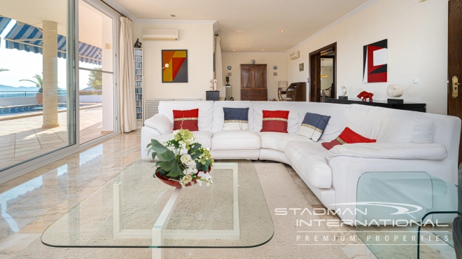 Exclusive Villa on a Large Plot with Sea and Mountain Views