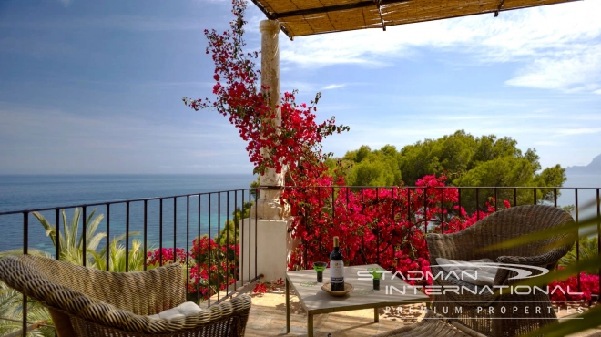 Frontline Piece of Art with easy Access to the Beach and Porto Senso