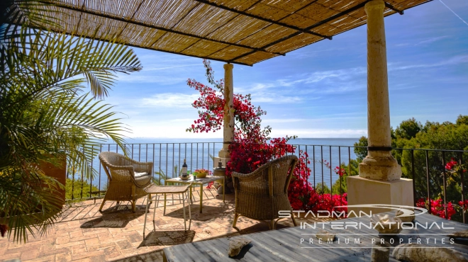 Frontline Piece of Art with easy Access to the Beach and Porto Senso