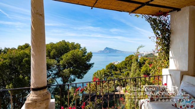 Frontline Piece of Art with easy Access to the Beach and Porto Senso