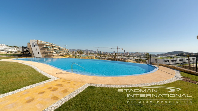 Luxueux Penthouse d'Angle avec Vue sur la Mer et Grandes Terrasses