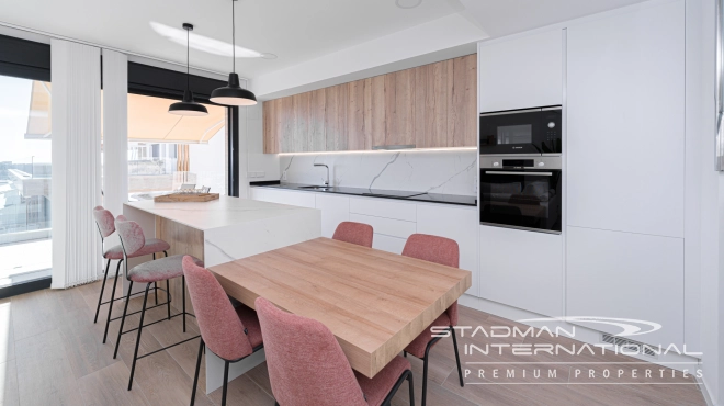 Luxueux Penthouse d'Angle avec Vue sur la Mer et Grandes Terrasses