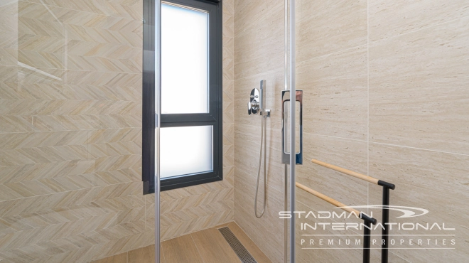 Luxueux Penthouse d'Angle avec Vue sur la Mer et Grandes Terrasses