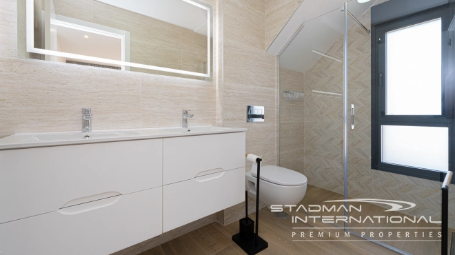 Luxueux Penthouse d'Angle avec Vue sur la Mer et Grandes Terrasses