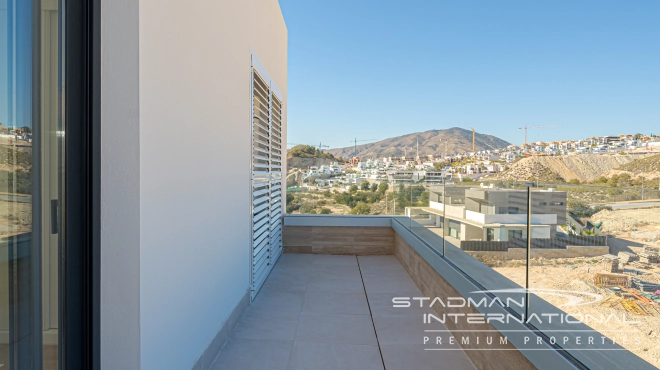 Luxueux Penthouse d'Angle avec Vue sur la Mer et Grandes Terrasses