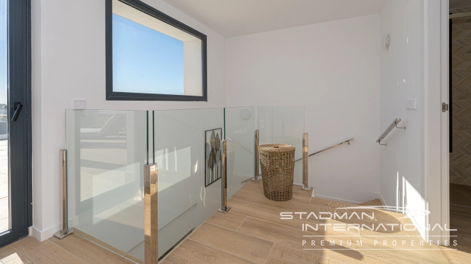 Luxueux Penthouse d'Angle avec Vue sur la Mer et Grandes Terrasses