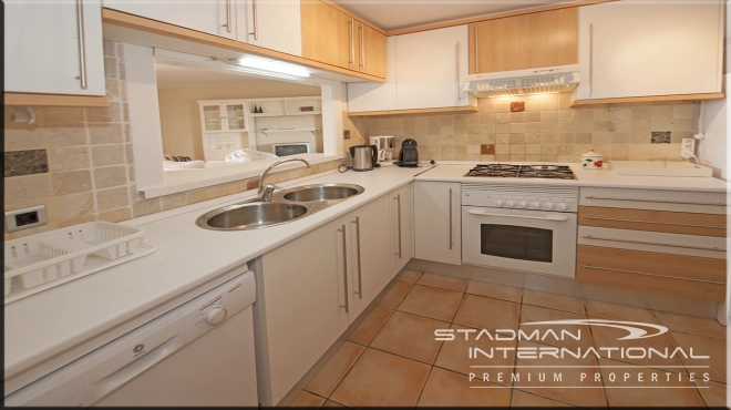 Romslig Sørvendt Leilighet med Vakker Fjellutsikt