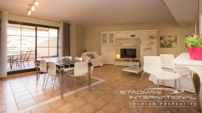 Romslig Sørvendt Leilighet med Vakker Fjellutsikt