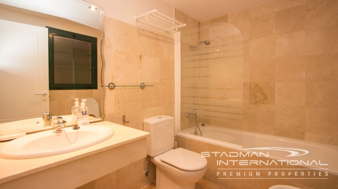 Romslig Sørvendt Leilighet med Vakker Fjellutsikt