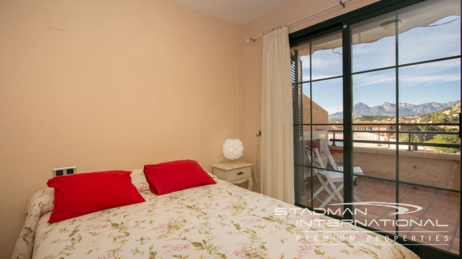 Romslig Sørvendt Leilighet med Vakker Fjellutsikt