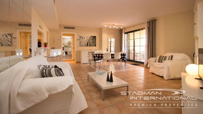 Romslig Sørvendt Leilighet med Vakker Fjellutsikt