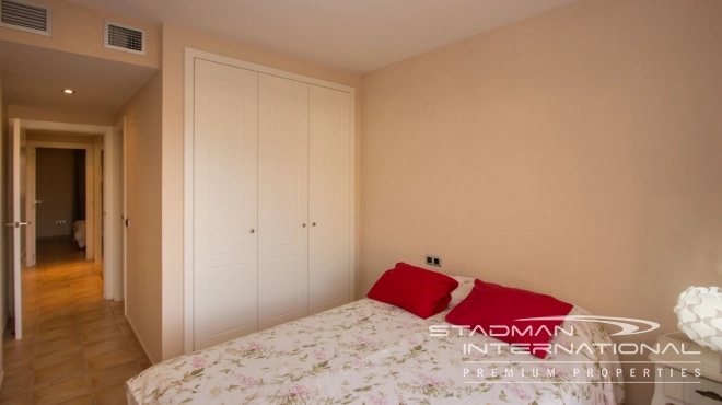 Romslig Sørvendt Leilighet med Vakker Fjellutsikt