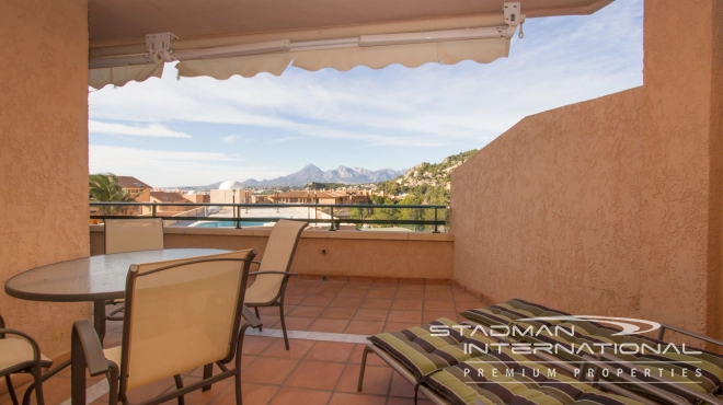 Romslig Sørvendt Leilighet med Vakker Fjellutsikt