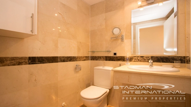 Romslig Sørvendt Leilighet med Vakker Fjellutsikt