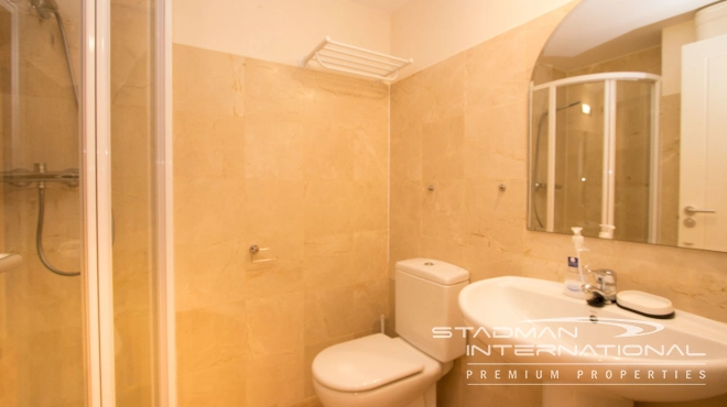 Romslig Sørvendt Leilighet med Vakker Fjellutsikt