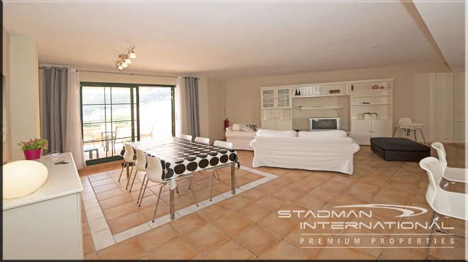 Romslig Sørvendt Leilighet med Vakker Fjellutsikt