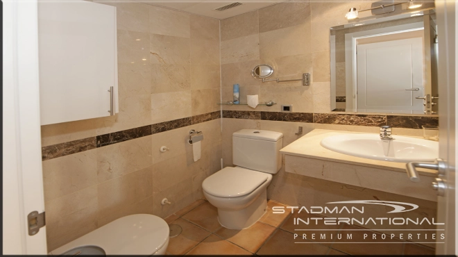 Romslig Sørvendt Leilighet med Vakker Fjellutsikt