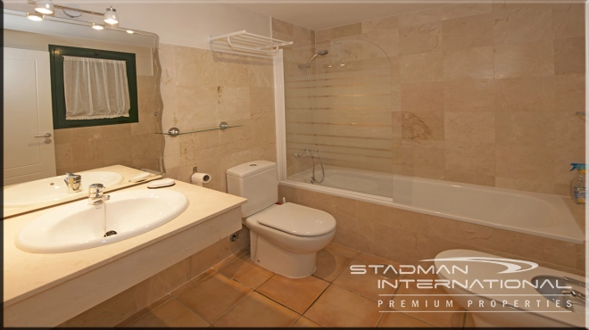 Romslig Sørvendt Leilighet med Vakker Fjellutsikt