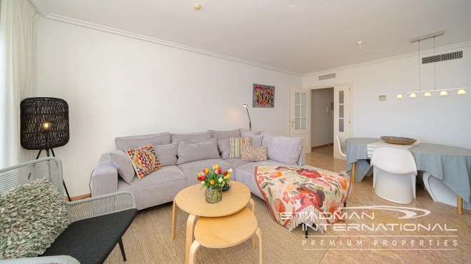 Leilighet med Vakre Sjøutsikter nær Stranden og Havnen