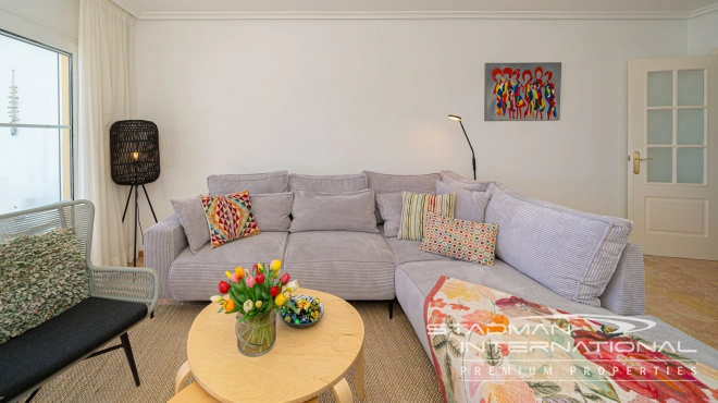 Leilighet med Vakre Sjøutsikter nær Stranden og Havnen