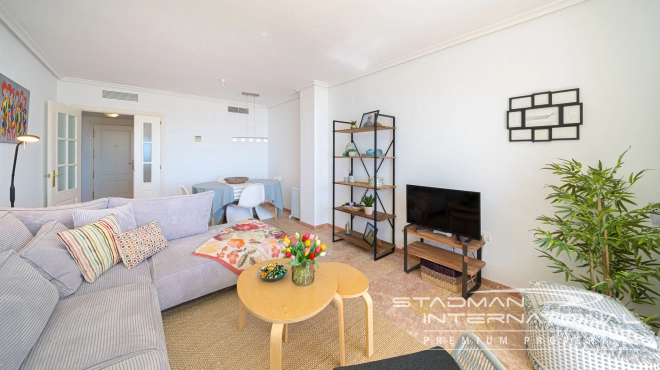 Leilighet med Vakre Sjøutsikter nær Stranden og Havnen