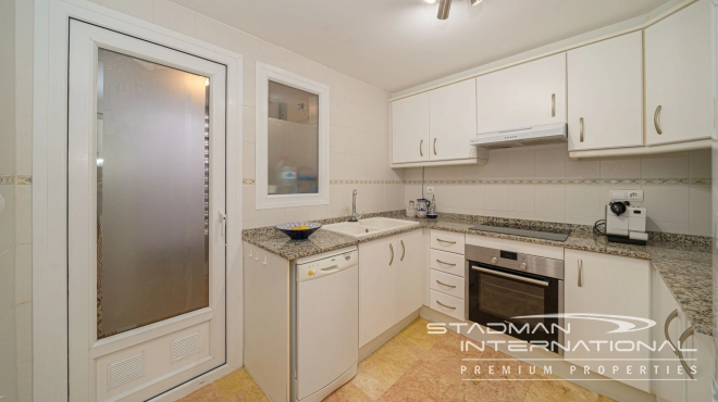 Leilighet med Vakre Sjøutsikter nær Stranden og Havnen