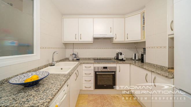 Leilighet med Vakre Sjøutsikter nær Stranden og Havnen