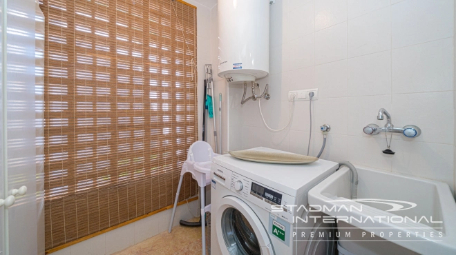 Leilighet med Vakre Sjøutsikter nær Stranden og Havnen