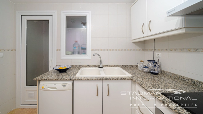 Leilighet med Vakre Sjøutsikter nær Stranden og Havnen