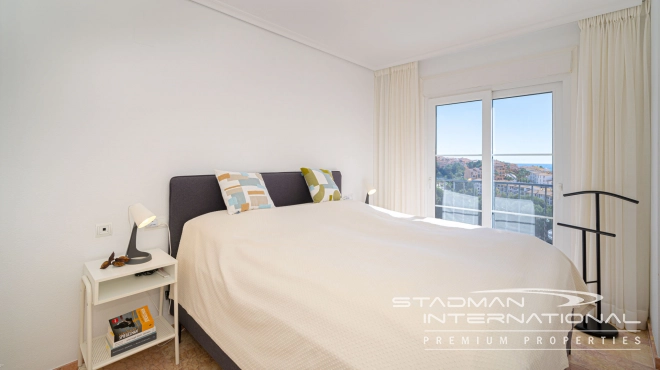 Leilighet med Vakre Sjøutsikter nær Stranden og Havnen