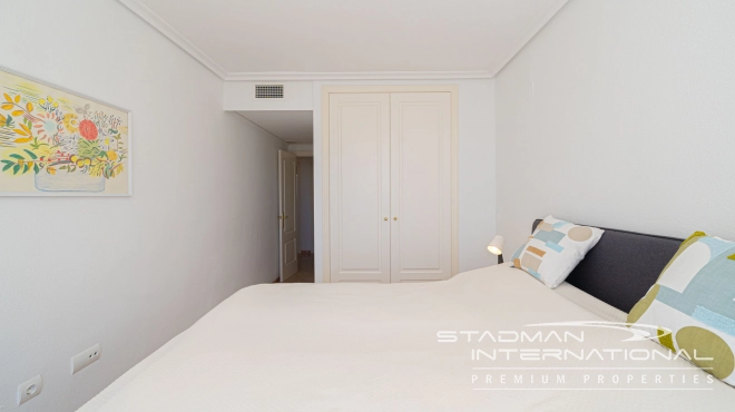 Leilighet med Vakre Sjøutsikter nær Stranden og Havnen