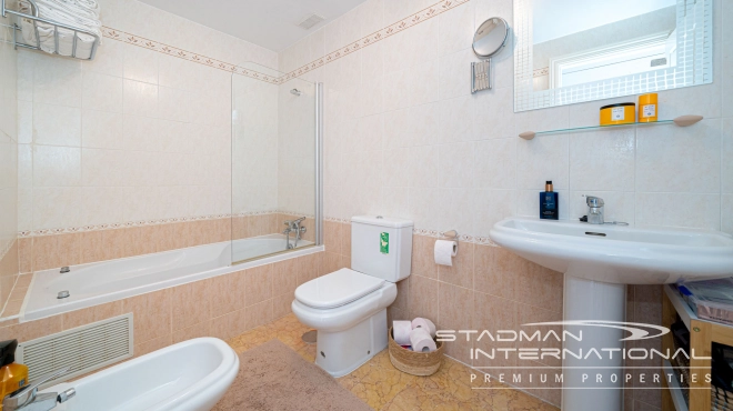 Leilighet med Vakre Sjøutsikter nær Stranden og Havnen