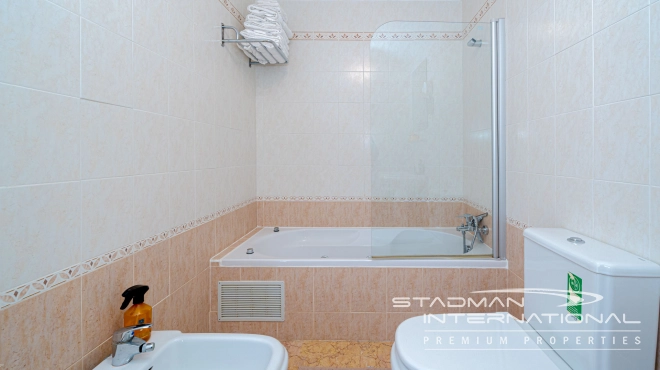 Leilighet med Vakre Sjøutsikter nær Stranden og Havnen