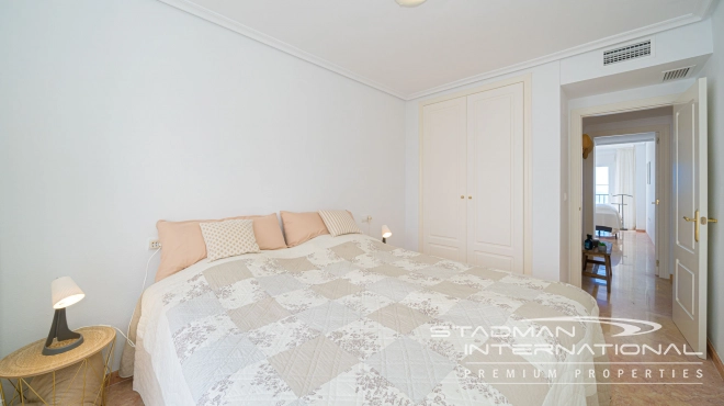 Leilighet med Vakre Sjøutsikter nær Stranden og Havnen