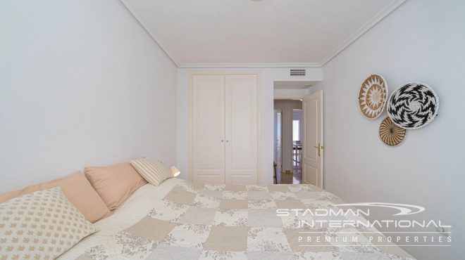 Leilighet med Vakre Sjøutsikter nær Stranden og Havnen