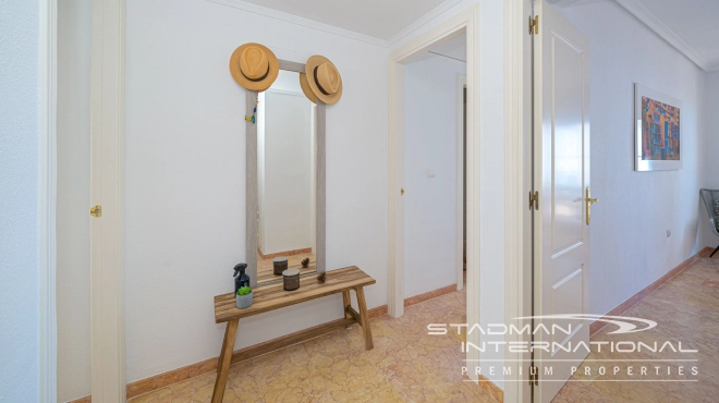 Leilighet med Vakre Sjøutsikter nær Stranden og Havnen