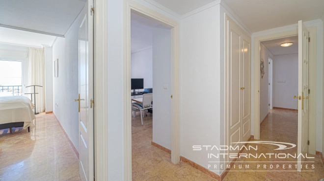 Leilighet med Vakre Sjøutsikter nær Stranden og Havnen