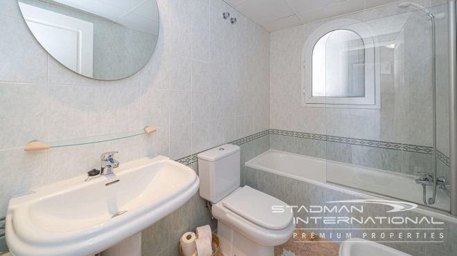 Leilighet med Vakre Sjøutsikter nær Stranden og Havnen