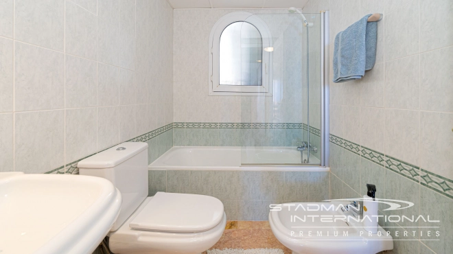 Leilighet med Vakre Sjøutsikter nær Stranden og Havnen